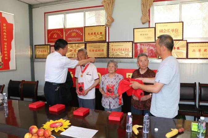 走訪慰問老黨員 深入實(shí)際學(xué)黨史—— 市政府國資委慰問泓源公司老黨員、困難黨員(圖2)