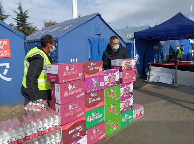 慰問(wèn)送關(guān)懷 協(xié)力戰(zhàn)疫情——泓源公司資產(chǎn)運(yùn)營(yíng)聯(lián)合黨支部慰問(wèn)防疫一線(xiàn)工作人員(圖2)